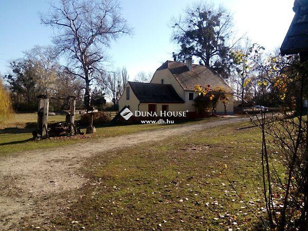 Alkotmány, Tatabánya képe