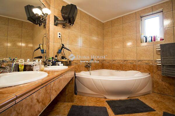 Csalogány, Csömör képe