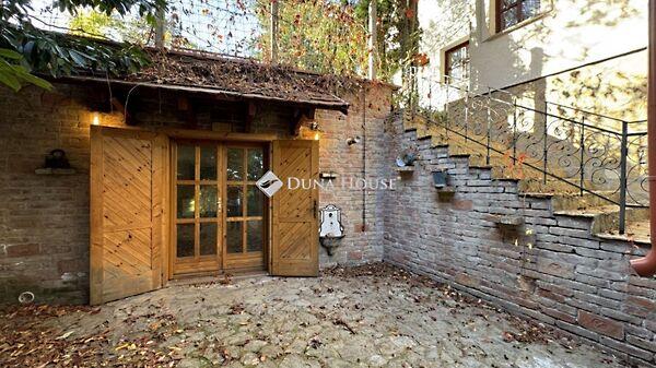 Komáromi, Leányfalu képe