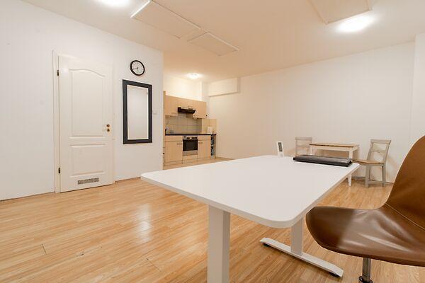 STADIONOK MELLETT, AZONNAL KÖLTÖZHETŐ, Budapest, XIV. kerület képe