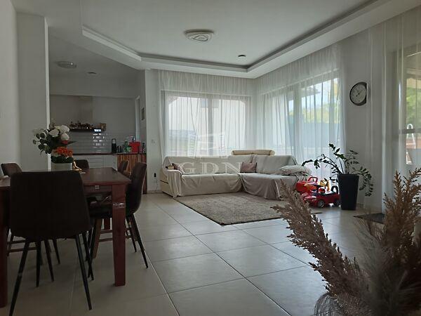 Fészekrakó, Veresegyház képe