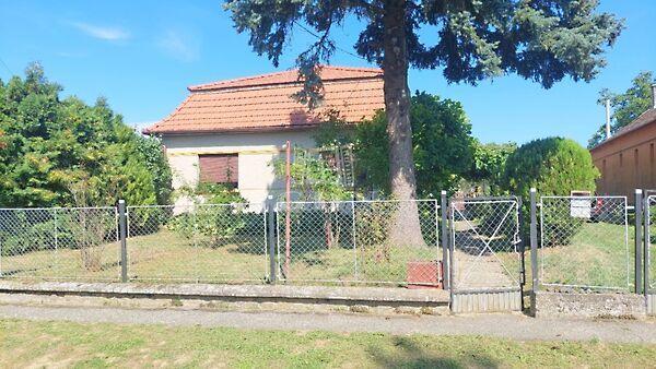 Új tetővel, tégla ház, Kilimán képe