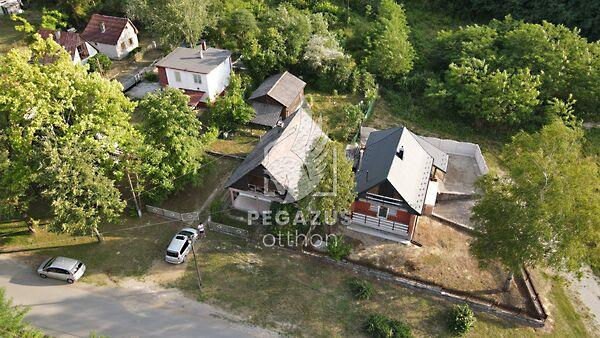 Akácos, Arló képe