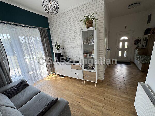 Országút, Újudvar képe