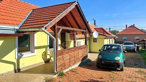 központban, mégis csendes, Felsőpáhok képe