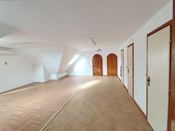 Tágas, világos iroda, Veszprém képe