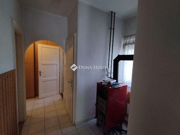 IV. Béla, Almásfüzitő 3. képe