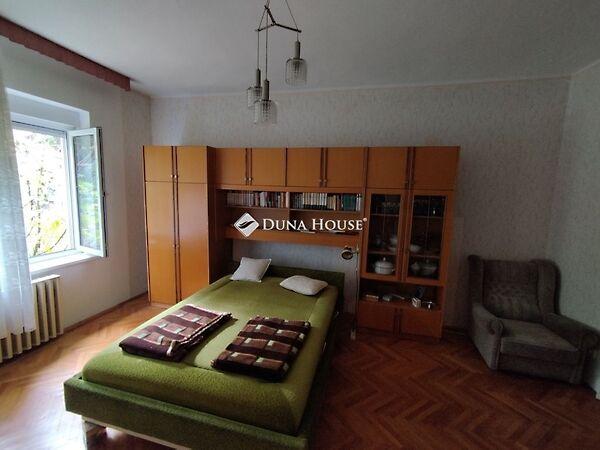 IV. Béla, Almásfüzitő 3. képe