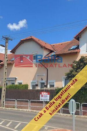 Tóváros lakóparkban 4 szobás sorházi lakás duplagarázzsal, Dunakeszi képe