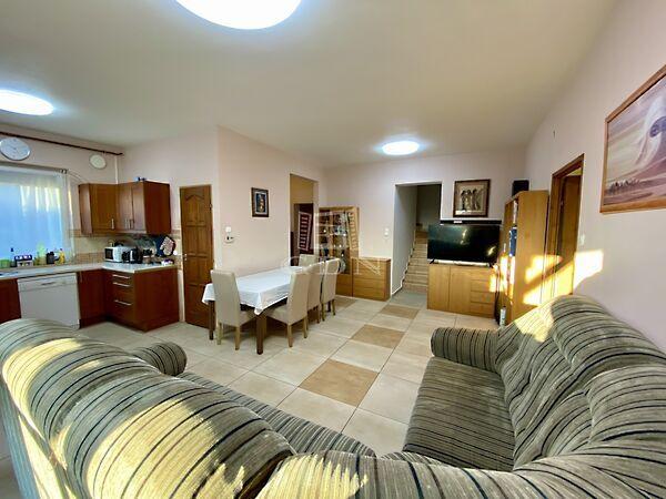 Kényelmes,, Tárnok képe