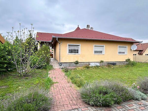 Kertvárosi földszintes, Gárdony 2. képe