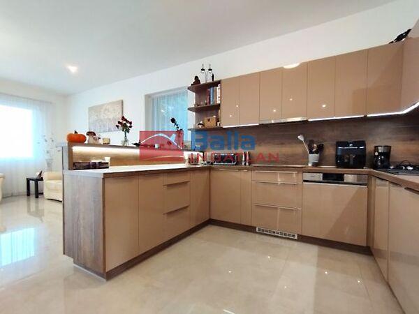 Orlovácz, Pomáz képe