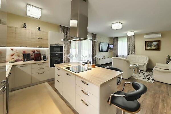 Peklár, Pomáz képe