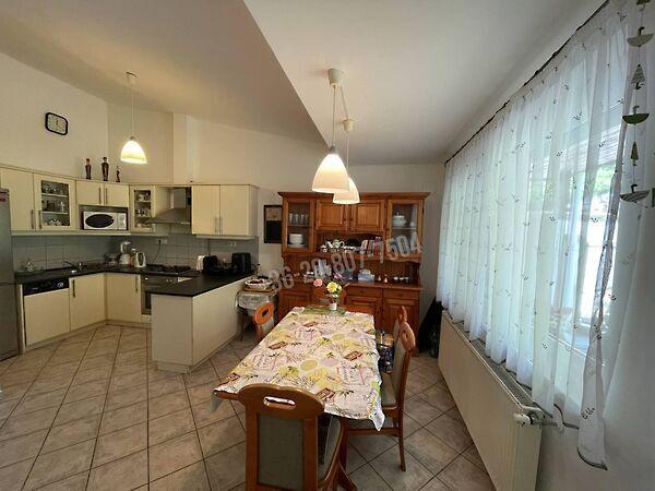 Leányka, Eger 2. képe