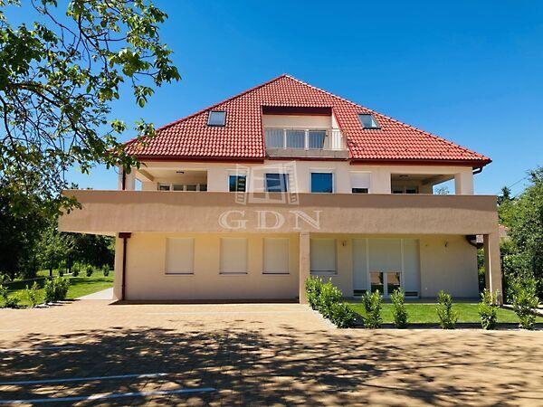 Lakjon úgy, mintha mindig, Balatonfűzfő képe