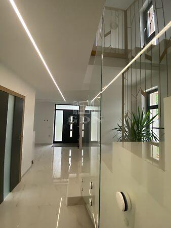 Modern nyugalom, új családi, Vác képe