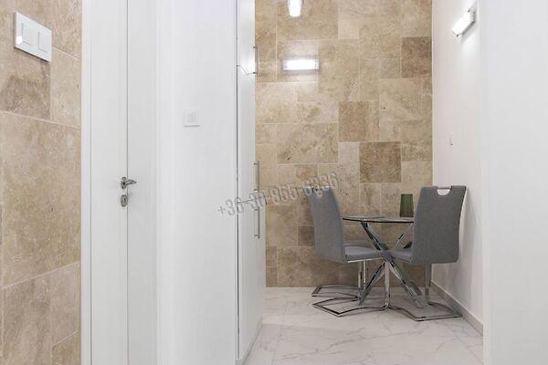 Október 6., Budapest, V. kerület 2. képe