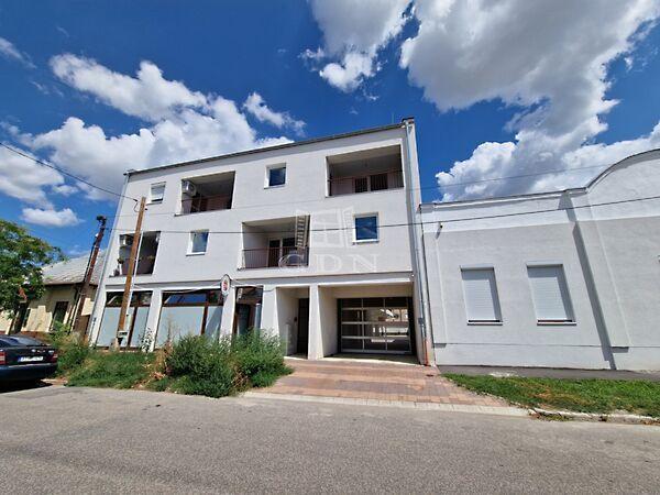 Központi, mégis csendes, Hatvan képe