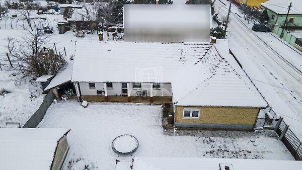 Csendes utca, kiváló, Tura képe