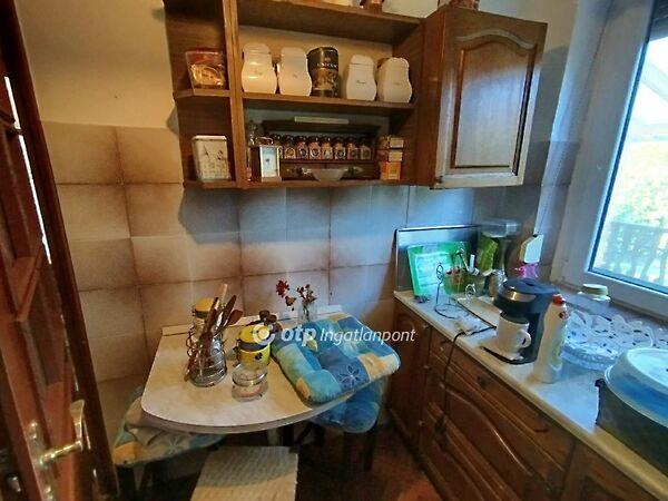 Alkotmány, Komló képe