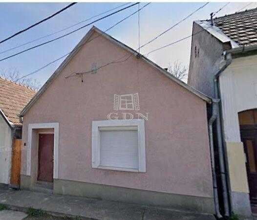 11-es út, Tahitótfalu képe