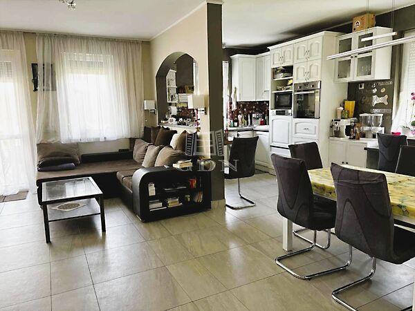 Kiváló elrendezés, kis, Érd képe